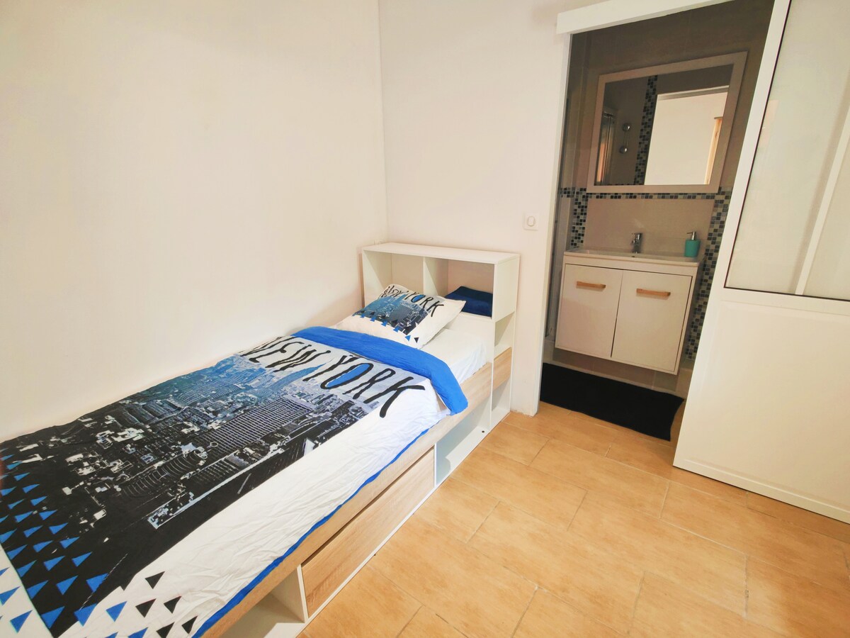 Единична стая на приземния етаж с баня и тоалетна 