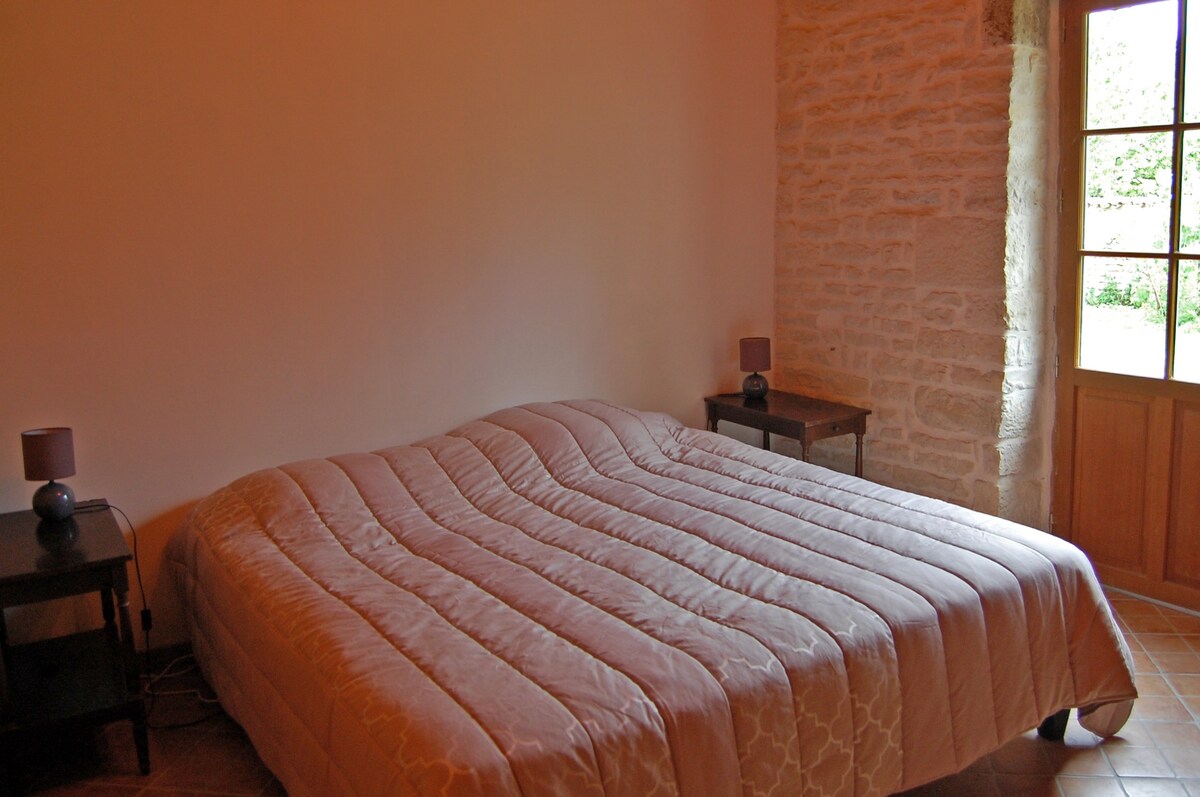 Спалня на приземния етаж с градински отвор