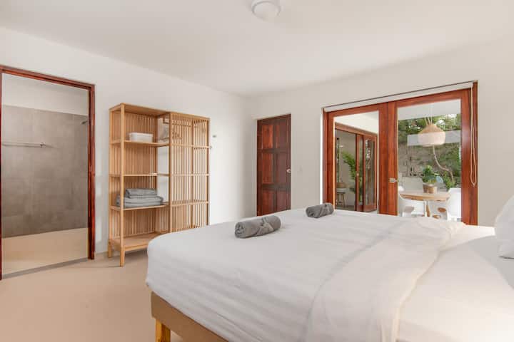 Primer dormitorio en la planta baja con baño privado.