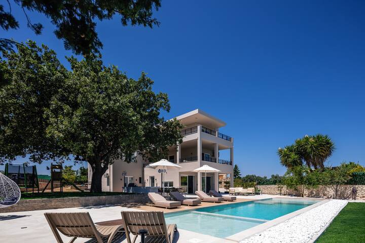 Heated pool, playground, kids pool, close to beach gallery image 4