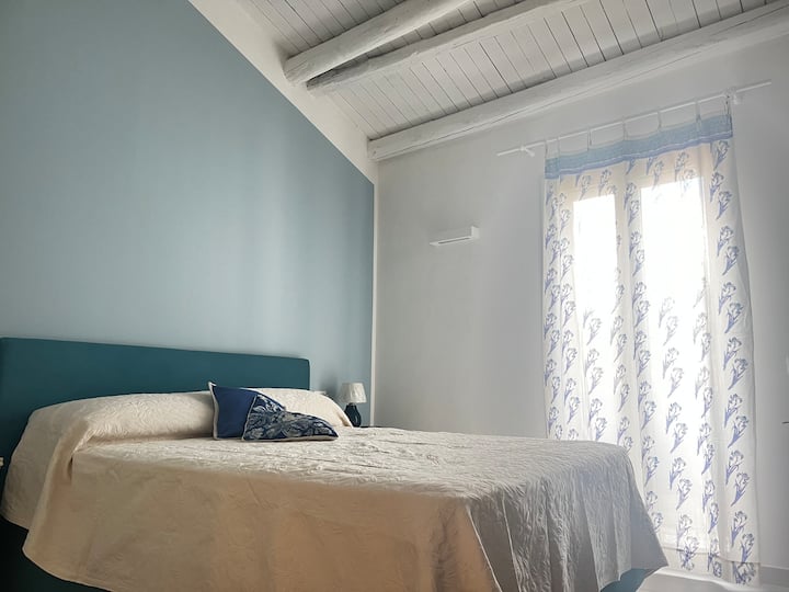 Quarto com cama de casal, varanda e vista para o mar.  Quarto com ar-condicionado para verão e inverno.