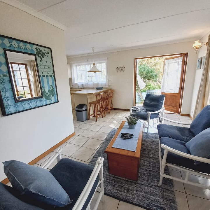 The Blue Beach House: Garden Cottage - Stilbaai