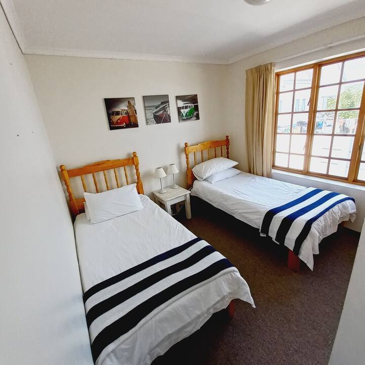 Lits jumeaux confortables dans la deuxième chambre.