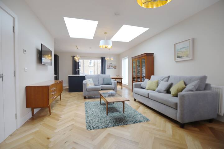 Luxury 3 Bedroom House by the Canal gallery image 4