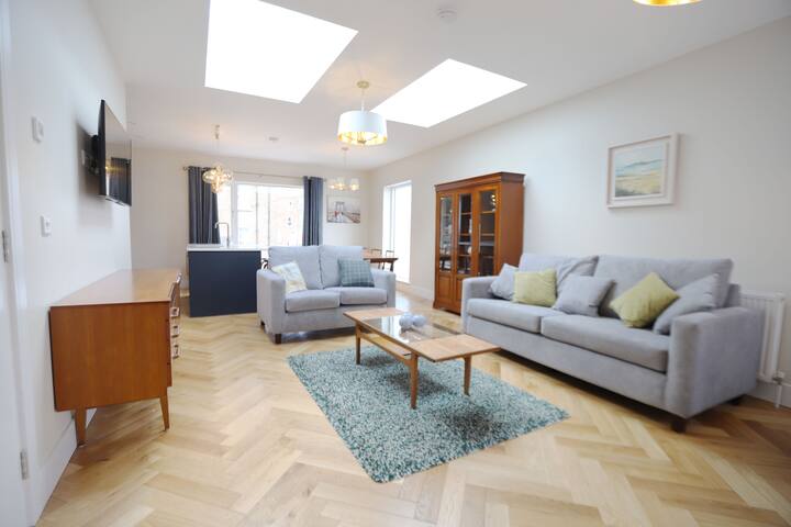 Luxury 3 Bedroom House by the Canal gallery image 3