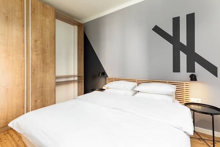 Hlavná spálňa s manželskou posteľou veľkosti Queen