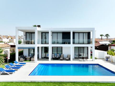 Luxury villa, large pool and outdoor area, suite