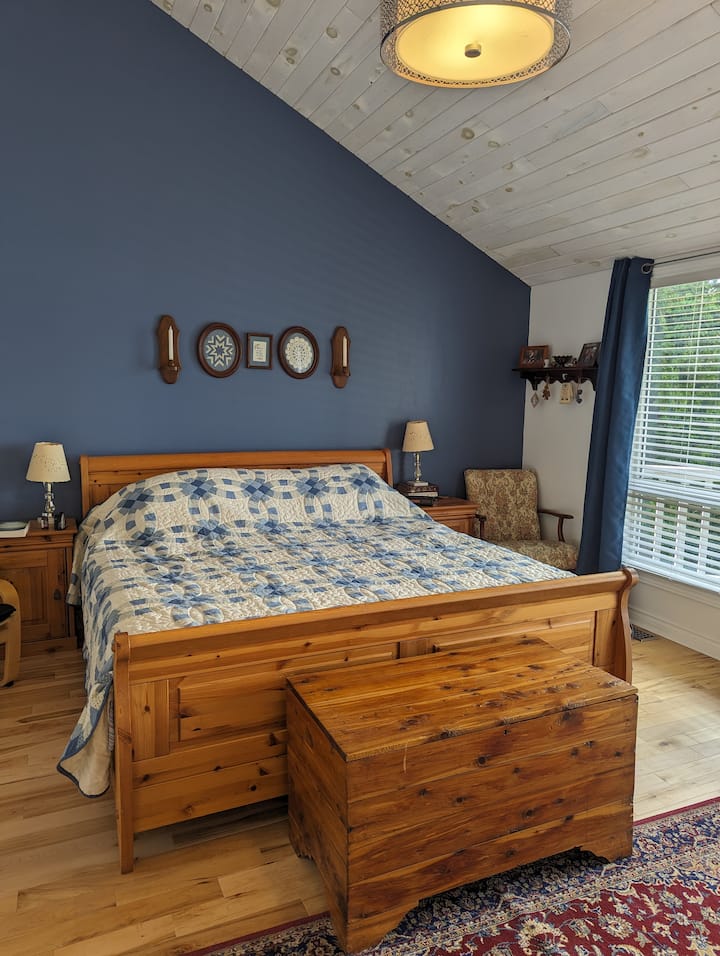 Chumba kikuu kinajumuisha kitanda cha ukubwa wa kifalme.