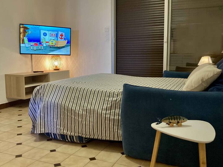 Разтегателен диван в хола