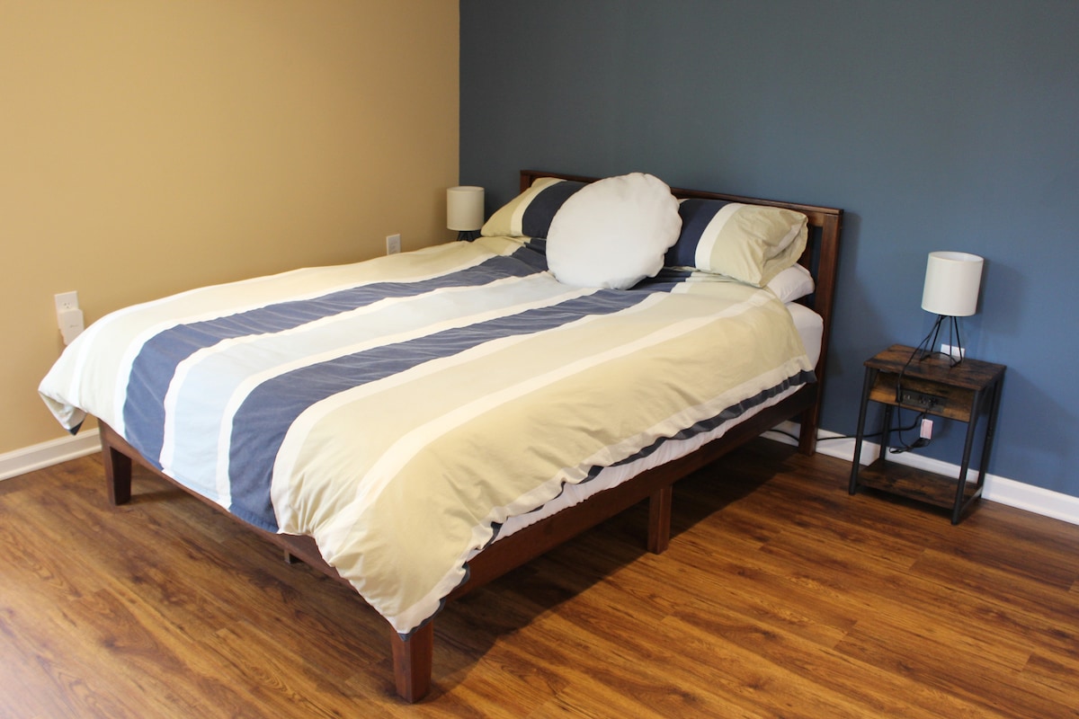 配备全新绿茶冷凝胶记忆泡沫床垫和超细纤维床垫的1.8米宽双人床垫