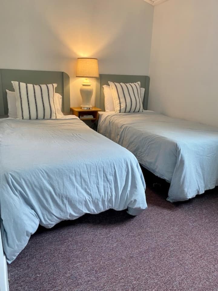 Dhoma e gjumit #2 ka 2 krevate tek me mbulesa të rehatshme.