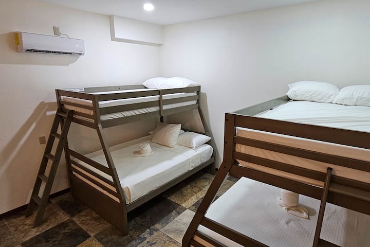 Рай за малките! Детската ни стая предлага две двуетажни легла и пълен климатик, за да осигури спокоен и прохладен нощен сън.