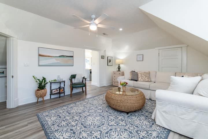 LOFT - Nestled within the loft's expansive living room, the "Bourbon Corner" stands as a distinguished sanctuary, thoughtfully designed to accommodate your refined tastes and desire for relaxation.