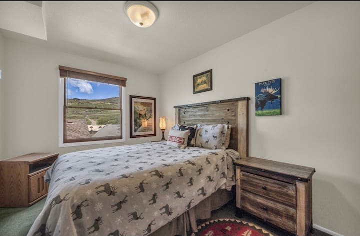 سرير بحجم كوين مع حمام مشترك. 