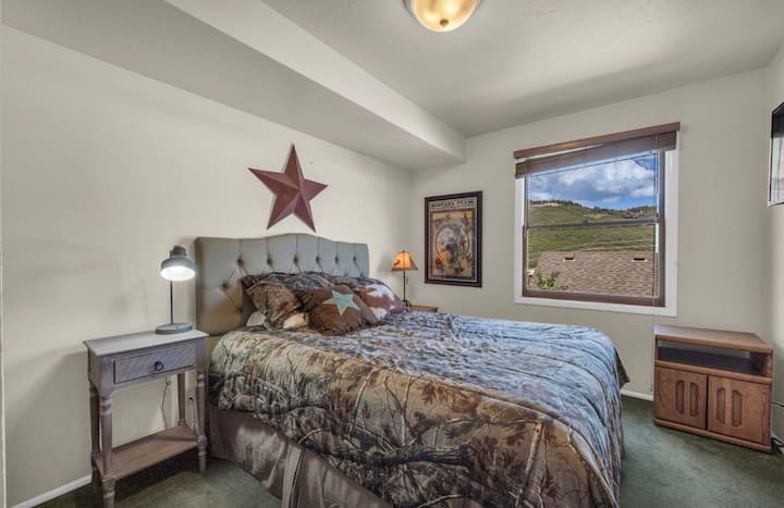 سرير بحجم كوين مع حمام مشترك. 