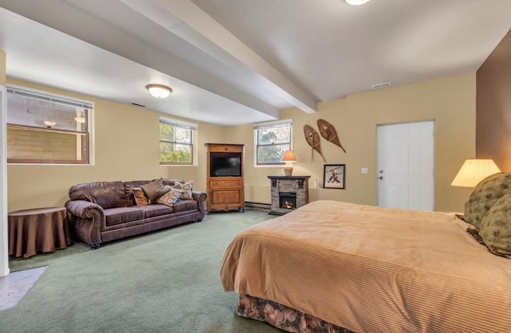 سرير بحجم كبير مع أريكة قابلة للسحب. تحتوي هذه الغرفة على حمام خاص. الباب هو المخرج الخارجي لحوض الاستحمام الساخن. 