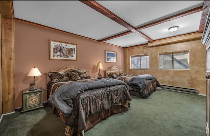 أسرّة مزدوجة بحجم كوين مع حمام خاص. 