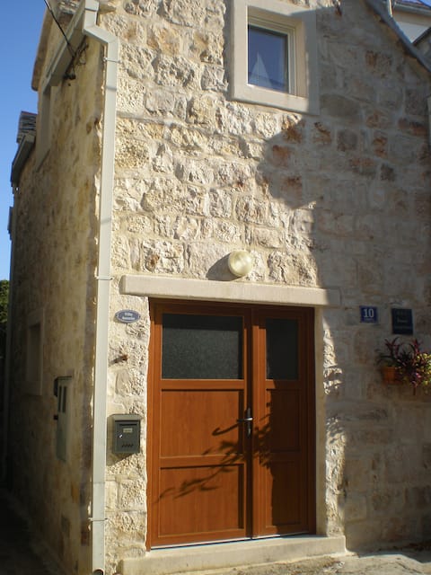 Top performing Airbnb: Top location-top equipped. 2 bdrms 2 bths, parking in Mirca