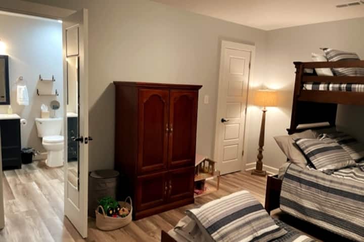 La chambre 2 est parfaite pour les enfants de tous âges. Rempli de jouets pour filles et garçons, il peut accueillir 4 personnes confortablement avec un lit superposé supérieur double, un lit superposé inférieur de taille normale et un lit gigogne double. Des oreillers, des couvertures et des draps supplémentaires sont rangés dans l'armoire. Salle de bain complète privée adjacente.