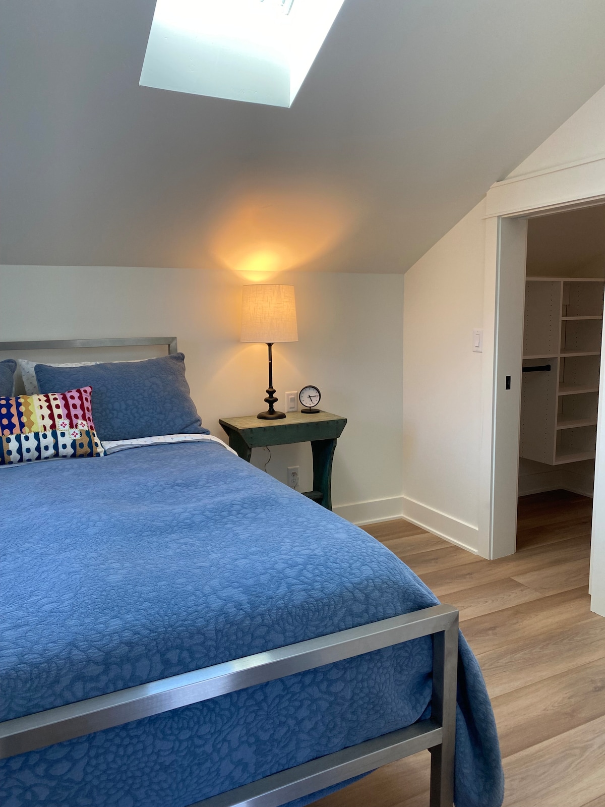 Utapata usingizi mzuri wa usiku kwenye kitanda hiki cha kumbukumbu ya malkia.  Tazama nyota (au si kama kivuli ni chaguo) kupitia mwangaza wa anga. 