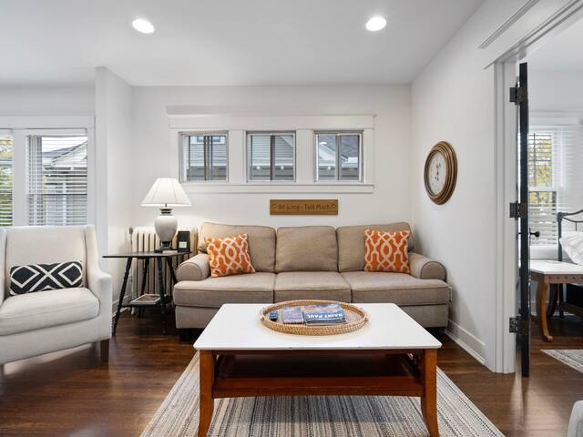 Near Colleges in St. Paul, MN. Free parking!3