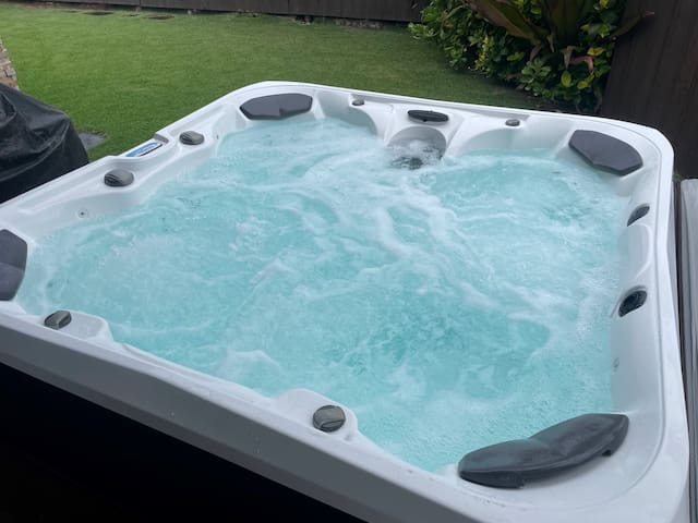 Luxury North Shore Private Beach Front Retreat! gallery image 2