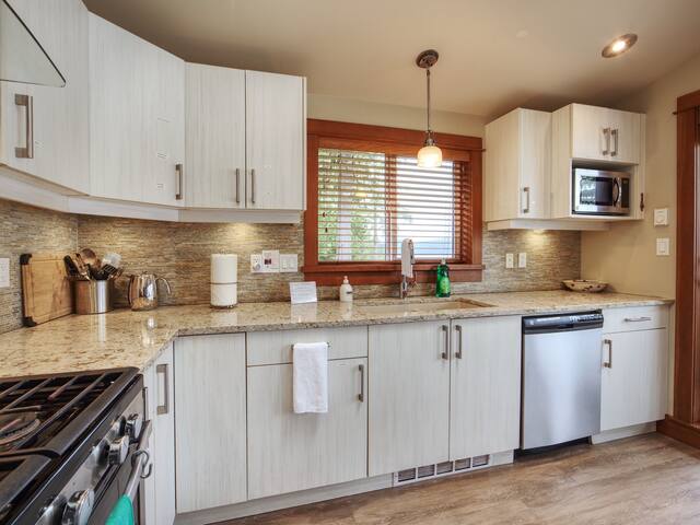 Going Coastal A+B | Oceanfront | Pet Friendly gallery image 5