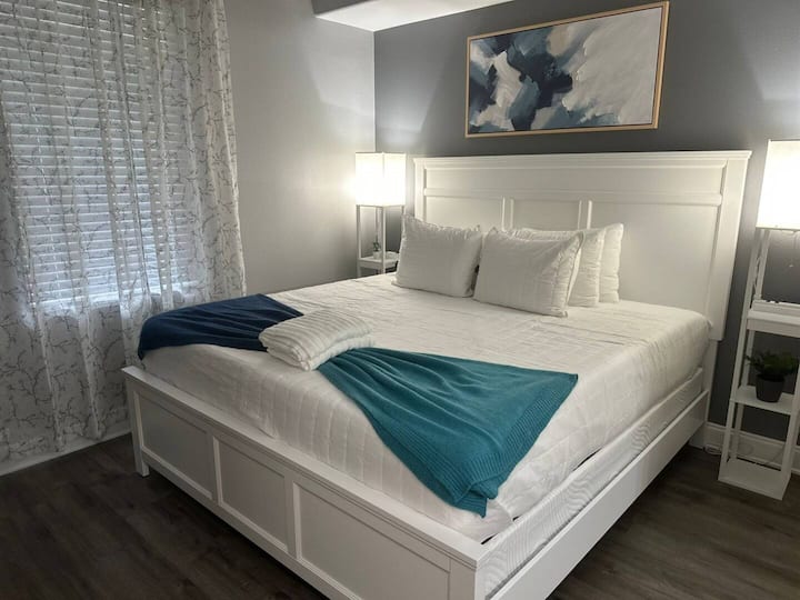 Cama King en el dormitorio principal