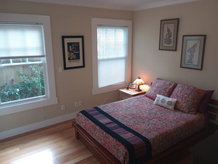 BR #2, lit complet, commode et placard presque vides