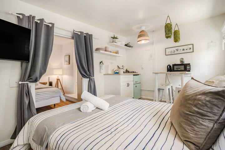 4Beach Flats Sleep 18 2BlK Beach gallery image 2