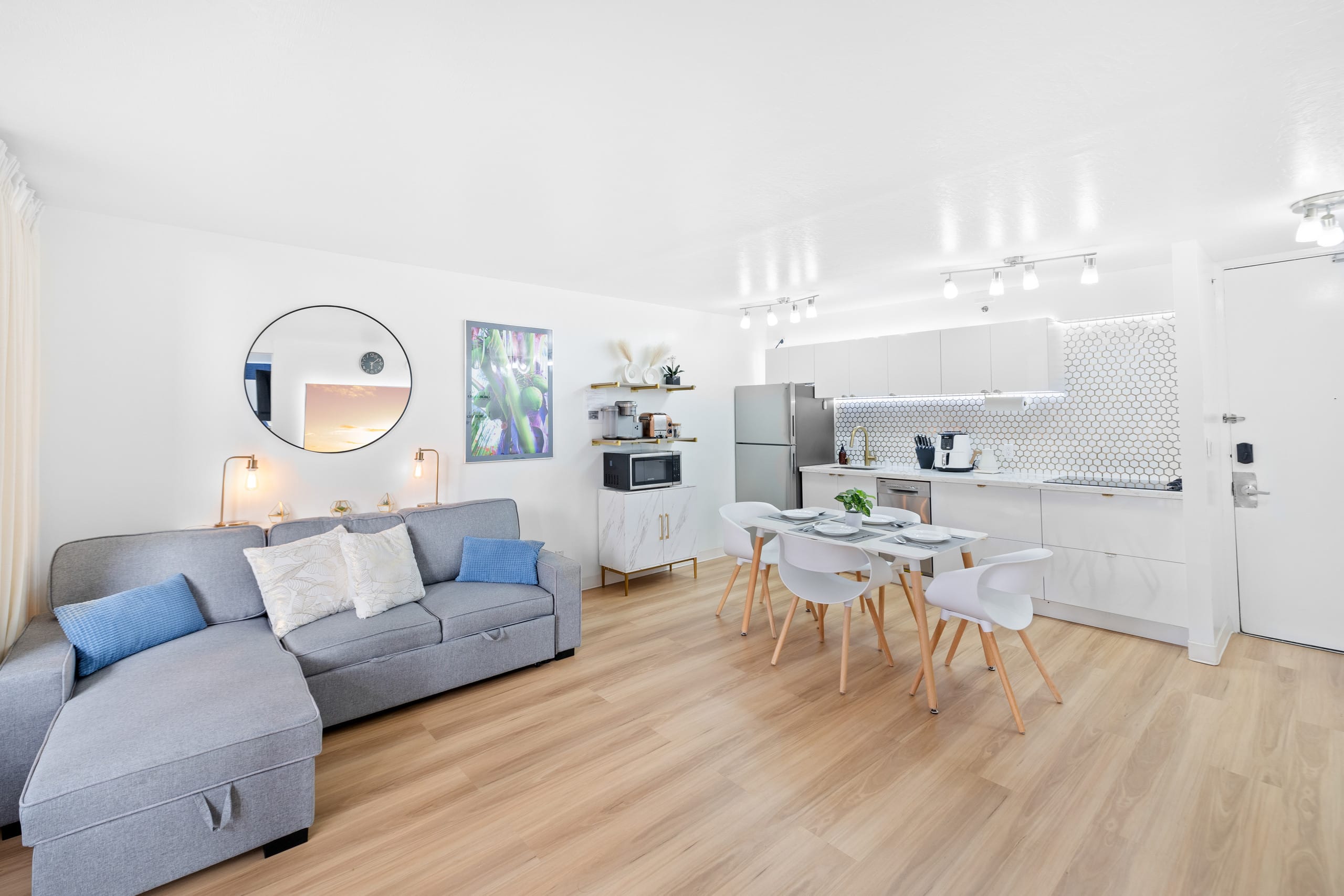 Huge patio | Modern | Washer | Free park | 5'Beach - Image 3