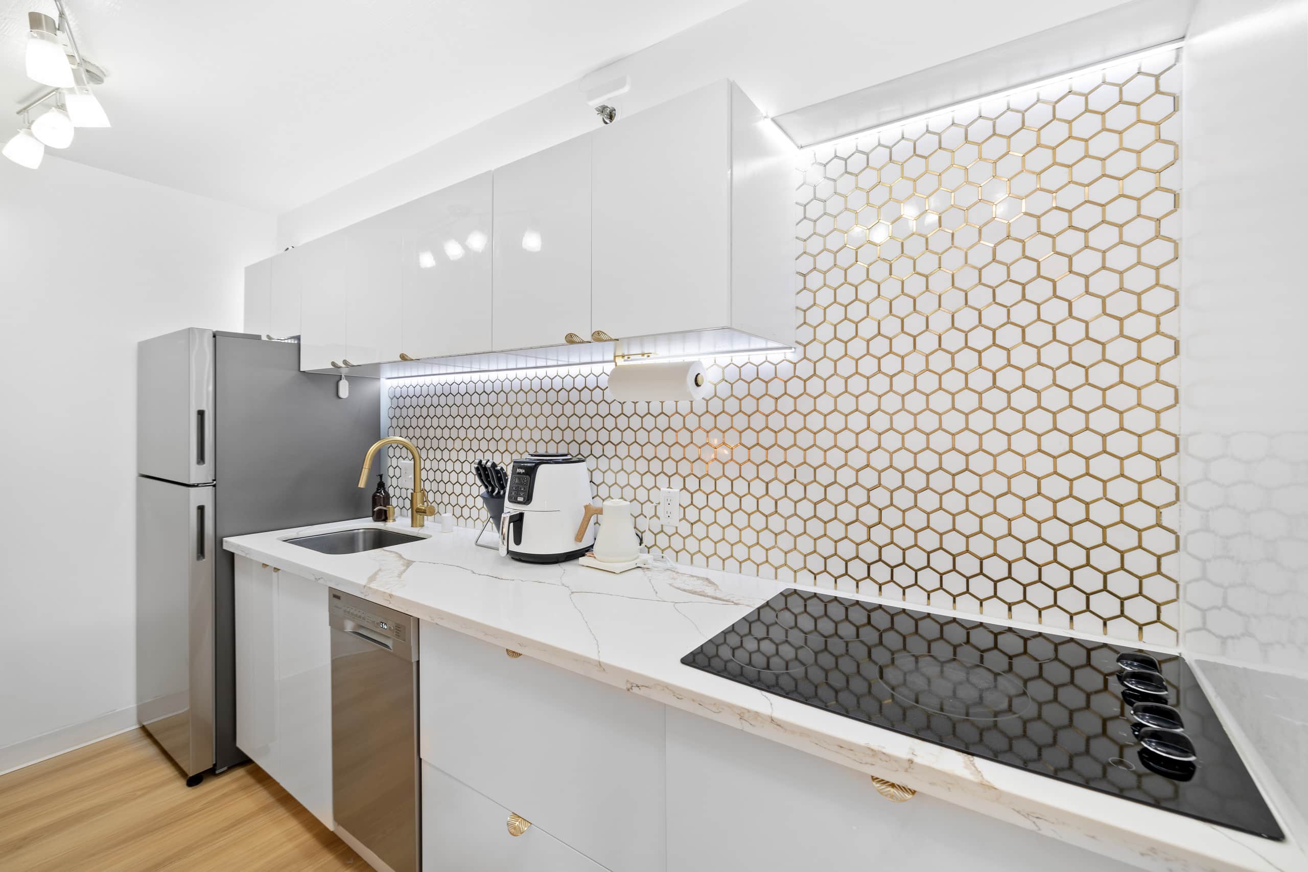 Huge patio | Modern | Washer | Free park | 5'Beach - Image 9