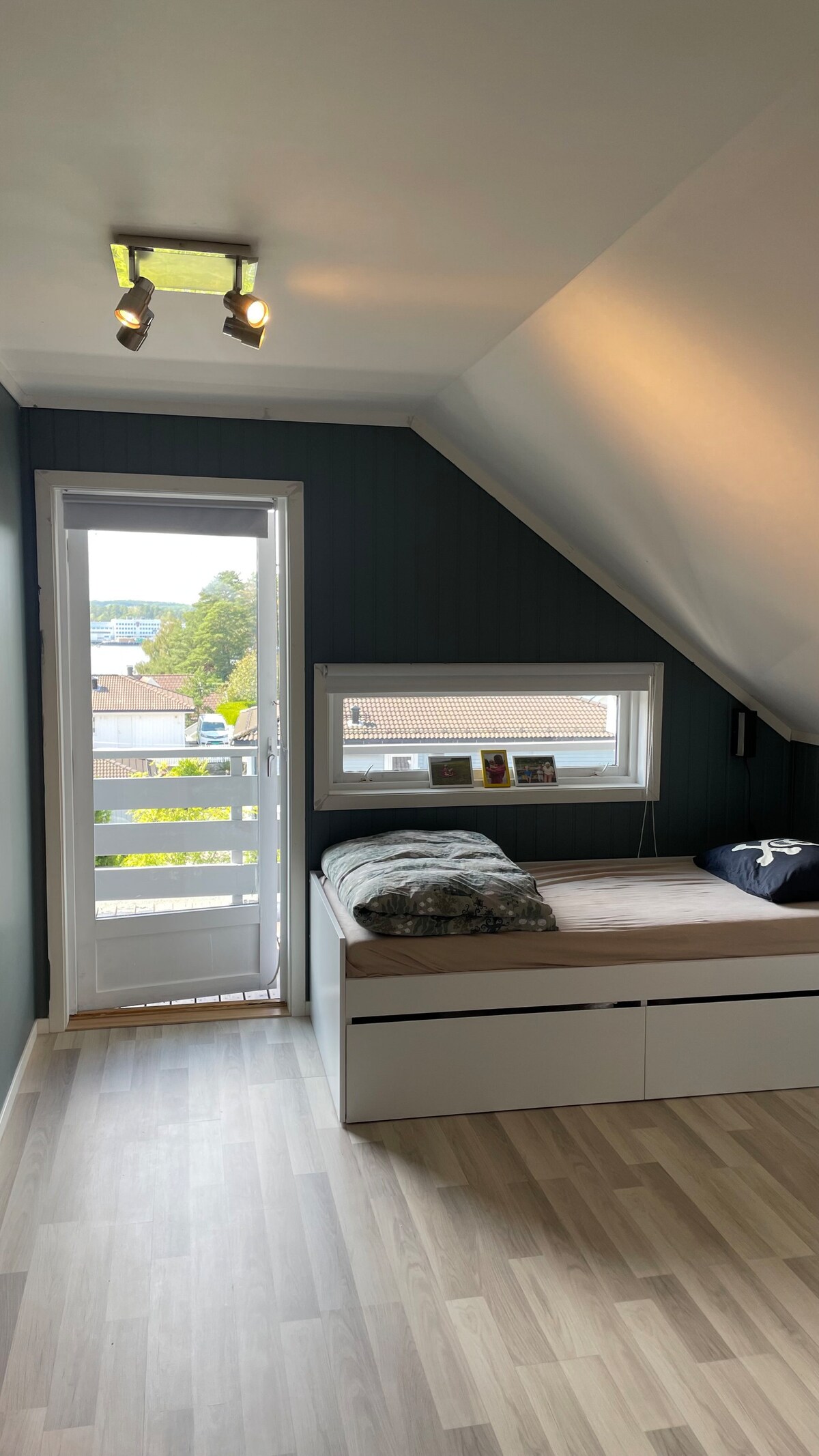 Спална соба 2, единечен кревет кој може да се извади како двоен кревет. 