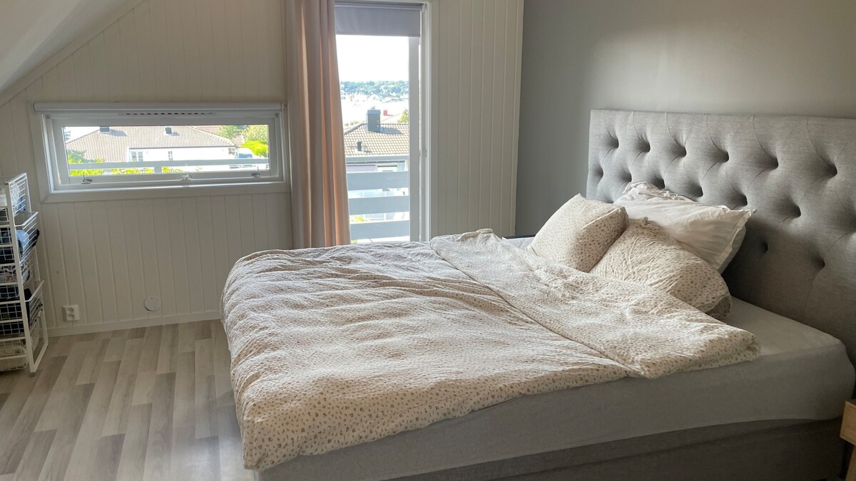 Главна спална соба, еден голем брачен кревет (широк 150-179 см).