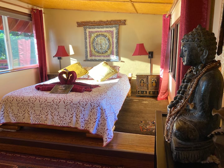 Maui Eco Retreat: Ocean, Waterfalls, Scenic Trails