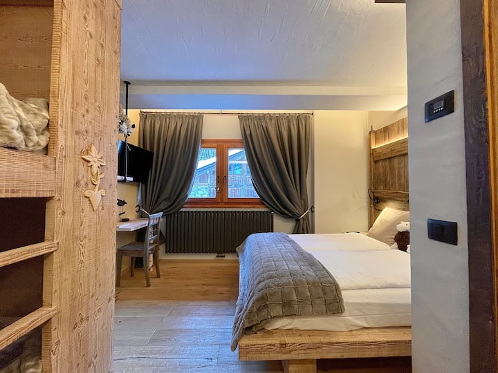 Third room "Varenne" on the second floor.
It has a double bed, a bunk bed (2 singles).
A private attached bathroom and a study corner.