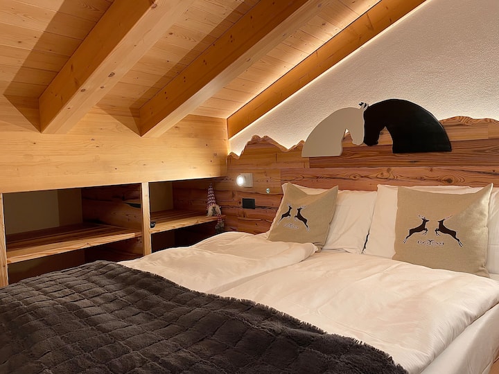 Fifth room "For Pleasure" on the third floor.
It shares the bathroom with the other For Pleasure next door.
It does not have a lock door, but is still isolated from the lower floors.