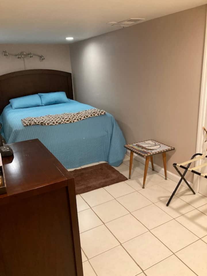 Cama de matrimonio con cómoda y portaequipajes.  También hay una tabla de planchar y plancha en el armario, junto con toallas de baño.