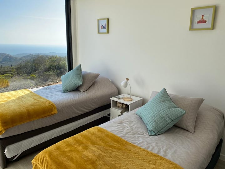 Habitación 2:
2 camas de 1.5 plazas y una cama nido de 1 plaza.