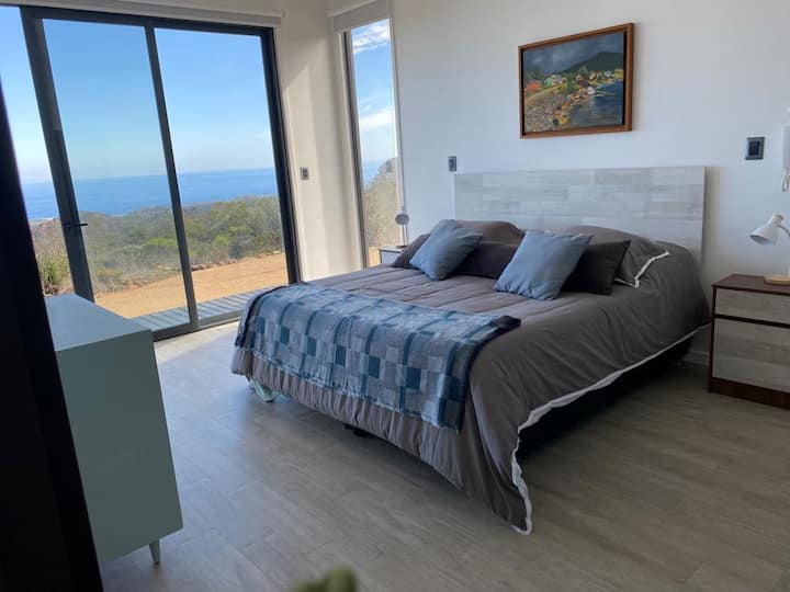 Habitación principal con baño en suite y walking closet.