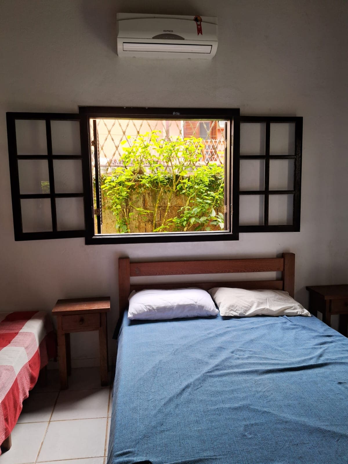 Suite 2, con 1 cama doble, 1 cama individual, estantes y percha (no se muestra en la foto) y soporte del mostrador para el balcón trasero y el patio trasero de la casa =)