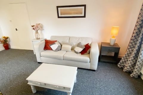 Top Airbnb: Renovated Ground floor flat, Free Parking in Old Catton