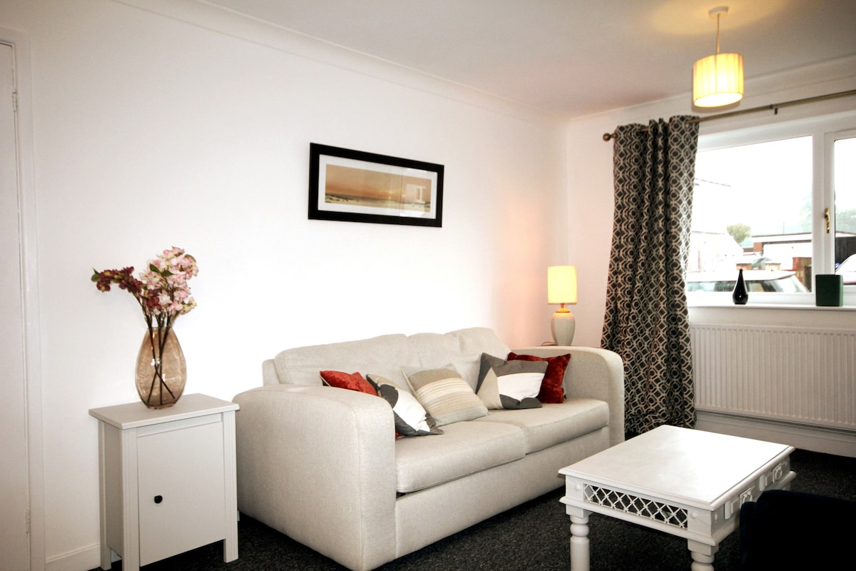 Top Airbnb: Renovated Ground floor flat, Free Parking in Old Catton