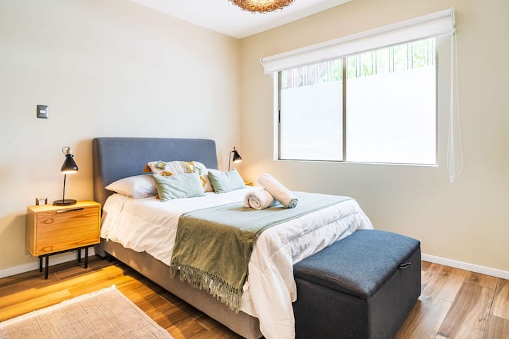 ห้องพักของเรามีผ้าปูที่นอนและผ้านวมที่ดีที่สุดและอร่อยที่สุดเพื่อเพลิดเพลินกับค่ำคืนที่ไม่เหมือนใคร