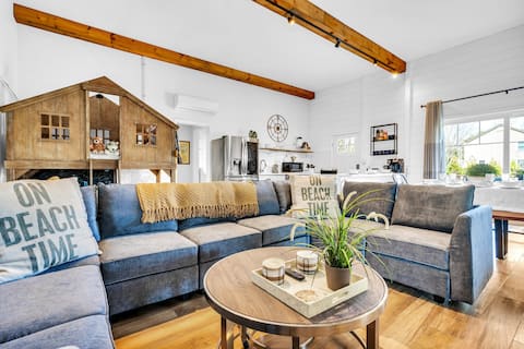 Coastal Retreat w/ Private Arcade & Hot Tub