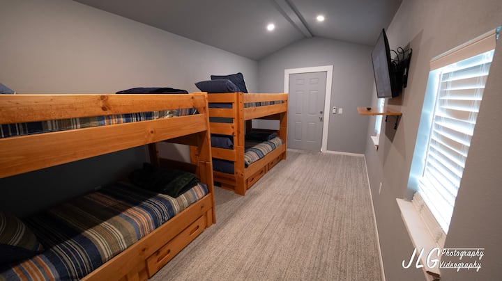 Litera: esta habitación está separada de la casa, pero a solo unos pasos de la puerta principal.