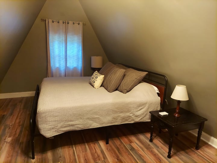 Dhomë gjumi kryesore (lart) me krevat dopio "king"