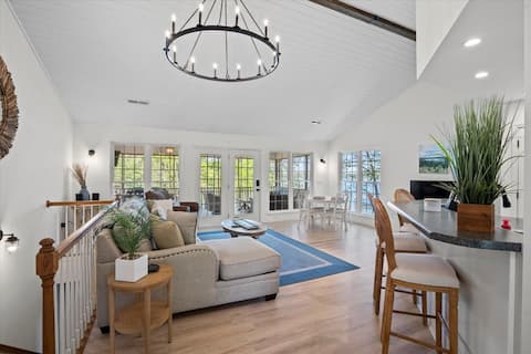 Popular Airbnb listing: Casa Del Lago on Keowee- Hot Tub and Swimming in Keowee Key