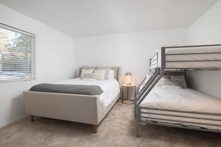 سرير بحجم كوين بالإضافة إلى مجموعة من الأسرّة المزدوجة ذات الطابقين.