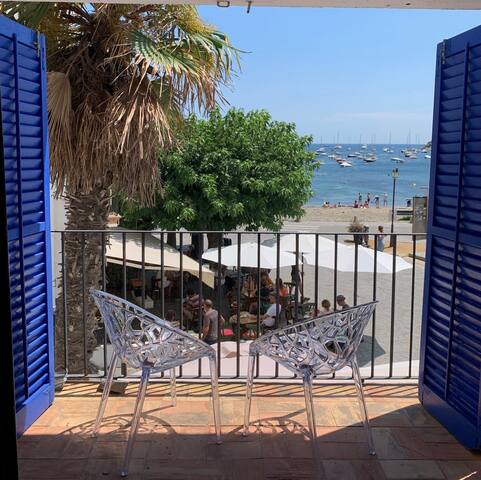 Charming spacious beachfront apartment gallery image 2